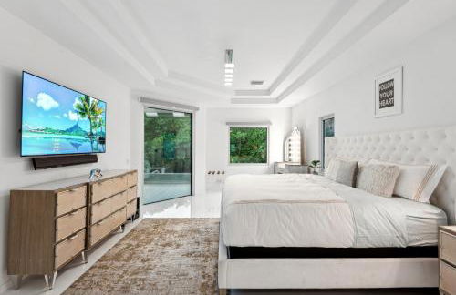 Luxury Modern Waterfront House in BEST Location! King Bed Suite & Close to Beach - Photo 3
