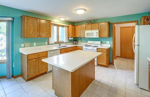 Private Yard with Patio, Fire Pit Family Getaway - Foto 9