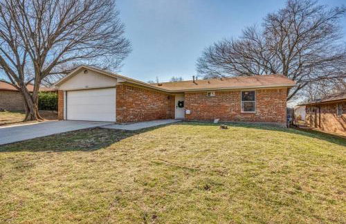 Centrally Located 3BR 2BA - ! - Photo 17