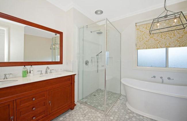 Hampton on Apollo - Ocean Mountain View Creekside Retreat Pet Friendly Free EV Charger Fireplace Wood Supplied During Winter - Photo 16