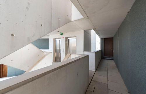 LovelyStay - Casas Brancas - Modern Apartment with Balcony & free private parking - Foto 28