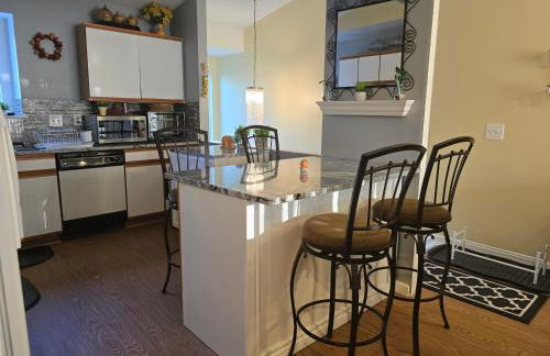 Entire 2-bedroom, 2 bath home with parking and newly renovated floors - Foto 11