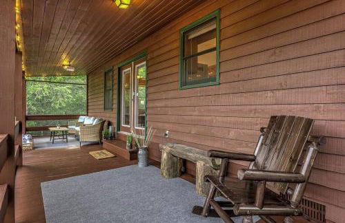 Peak-a-Blue Cabin - Watch Movies from Hot Tub, Mountain View, Bigfoot Bunker Game Room, Fire Pit, Oversized Deck, Screened-in Porch - Foto 12