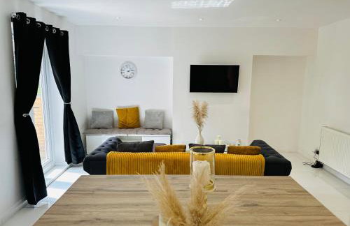 Delightful 3BR Home - Hot Tub - Near Castle, QMC - City Centre & Trent Bridge - Free WiFi & Parking - Sleeps 6 - Foto 20