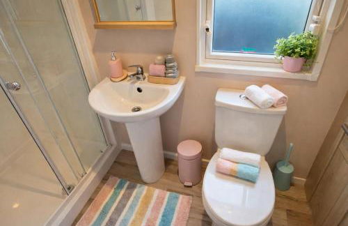 M&B Holiday Home 2025 Cozy Beach side Caravan 4 Beds, 3 Sofa Bed, 7 Sleep, Wifi, Tea and Coffee, Free Parking - Foto 20