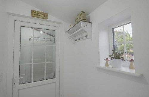 Quirky & cosy 1 or 2 bedroom house in peaceful village - Photo 2