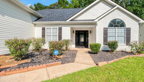 Stylish 4BR Urban Oasis - Photo 2