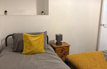 Charming 1BR Garden Retreat Near Downtown - Foto 1