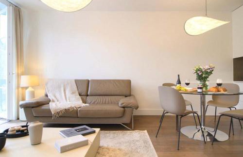 Two Bedroom Luxury Apartment - Balcony with View of Notre Dame - Photo 2