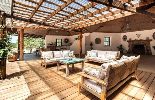 Luxury Airstream Campsite Nestled Beneath Oak Trees Outside of Austin, Texas - Foto 11