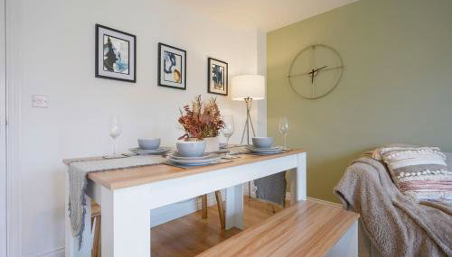 Charming House - Close to Shops & City Centre - Free Parking, Self-Check-In, Fast WiFi & Smart TV with Netflix by Yoko Property - Foto 2