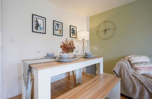 Charming House - Close to Shops & City Centre - Free Parking, Self-Check-In, Fast WiFi & Smart TV with Netflix by Yoko Property - Foto 2