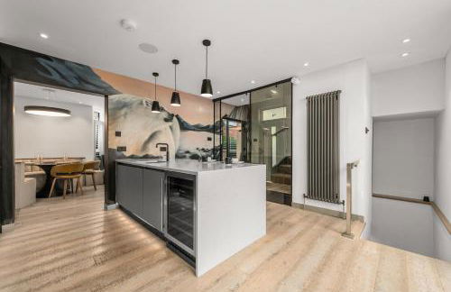 West Didsbury Retreat l Cinema l Sleeps 8 - Photo 1