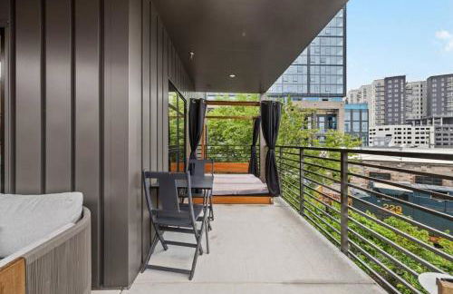 Skyline View, Pool, Gym, Balcony's, Walk to BWay! - Foto 23