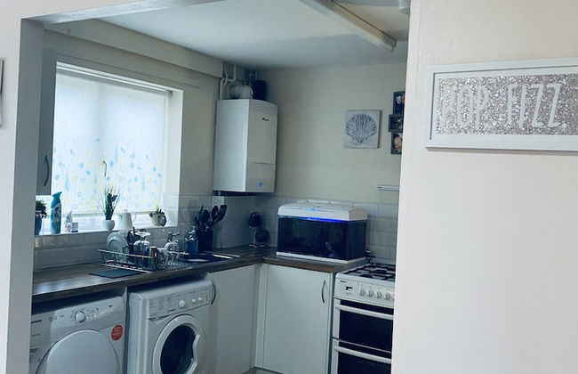 Beautiful House Minutes Away From Liverpool Airport With Huge Garden - Photo 2