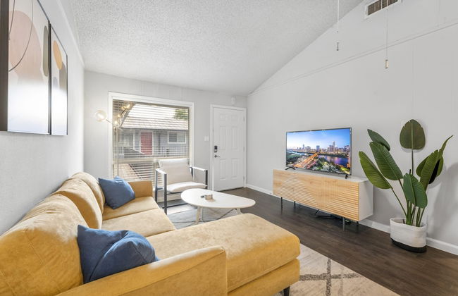 Prime Soco Chic 2BR King Suite w Pool Parking - Foto 13