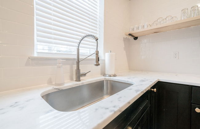 Designer Townhome 2 of 3 Left Side - JZ Vacation Rentals - Photo 10