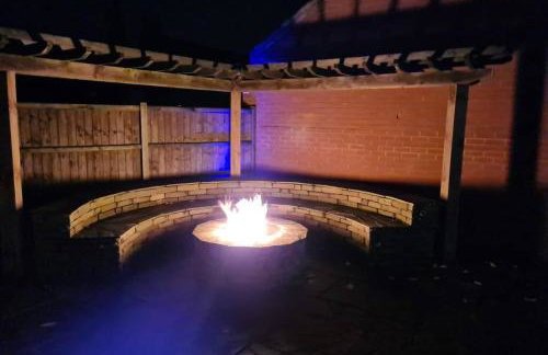 Detached luxury 5 bed house, lanscaped garden, fire pit, parking, can sleep families or workers - Foto 1