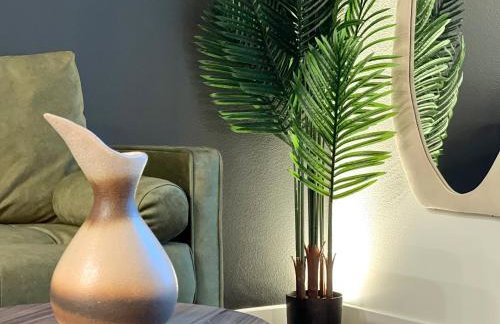 Modern Cosmopolitan APT Mid Hollywood with Free Parking 10mins to Universal Studios - Photo 13