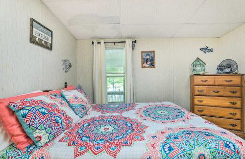 Waterfront Sparta Gem with Fire Pit and Kayak! - Foto 22