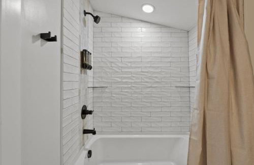 Creekside Stay | Peaceful Cottage | Elkhorn - Foto 27