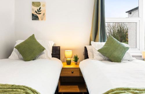 Comfortable 4 Bed Home - Free Parking & Fast WiFi - Foto 51