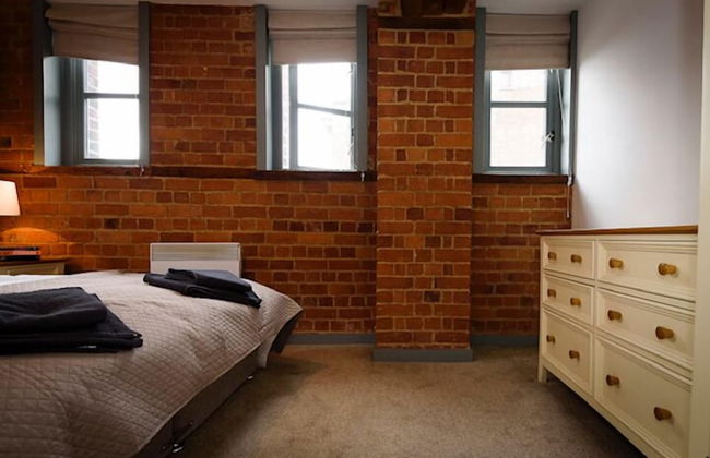 Karah Suites - Gloucester Docks - Photo 6