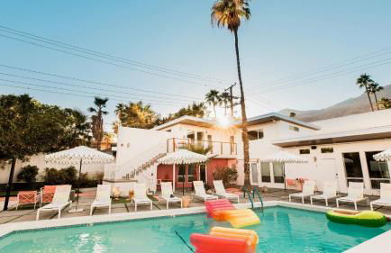 2 Rooms Sleeps 8 Retro Hotel w Pool Wesley King Studio Buyout by AvantStay - Foto 29