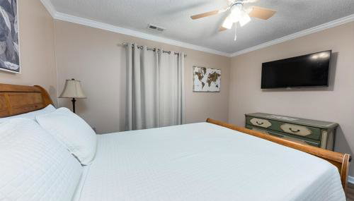 3-Bedroom Home with King Bed, Smart TVs & Fenced Yard - Foto 4