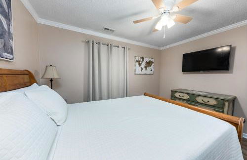 3-Bedroom Home with King Bed, Smart TVs & Fenced Yard - Foto 4