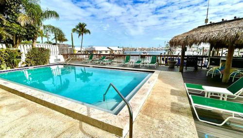 St Thomas - Waterfront Penthouse sleeps 16 w Pool & Boat Dock - Foto 4, sunbed