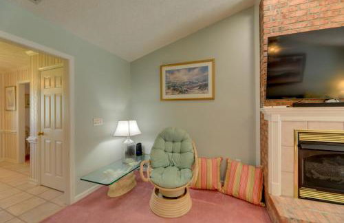 Pine Knoll Shores Getaway - Walk to Beach! - Foto 7