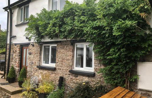 Courtyard Cottage - Photo 1