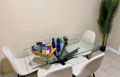 Cozy 2BR Brick Haven! Near light rail! 35m to NYC - Foto 6