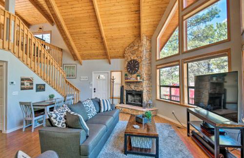 Modern Mountain Chalet Munds Park Retreat with Deck - Foto 8