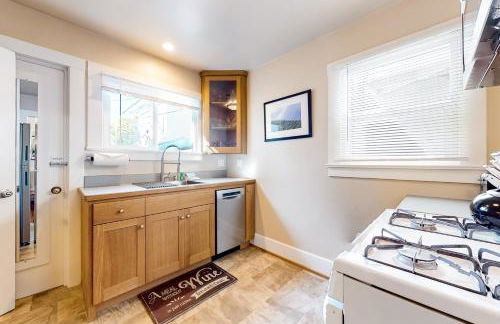 Steps to Sand Beach Hill Bungalow with Patio - Foto 6