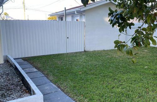 Luxurious Westchester Home Near Miami Clinics - Photo 12