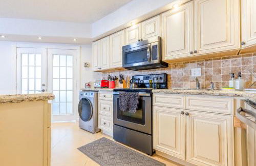 Stylish Beachfront Condo with Balcony & Ocean View - Foto 22