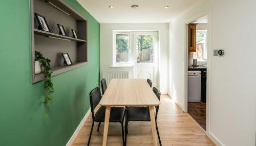 Family-Friendly 3-Bed House with Huge Garden - Foto 3