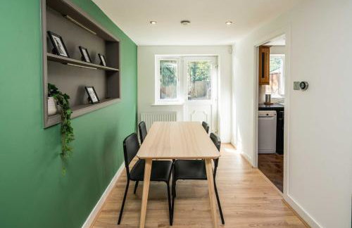 Family-Friendly 3-Bed House with Huge Garden - Foto 3