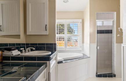 Point Loma Home w Putting Green Firepit Game Room Beach Access Zola Street by AvantStay - Foto 23