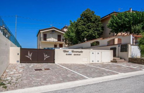 Awesome Apartment In Terre Roveresche - Foto 19