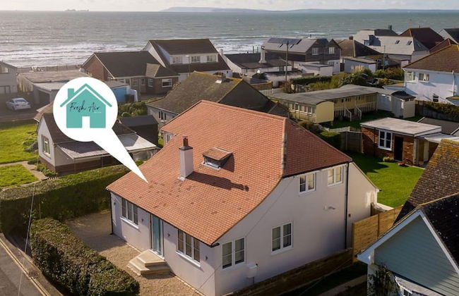 Mariners Stylish Beachside Getaway With Sea Views - Photo 2