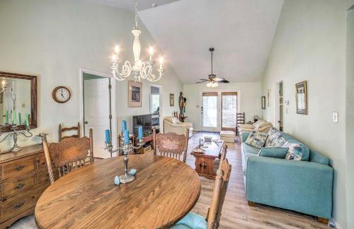 Oak Island Home with Yard Less Than 1 Mi to the Beach! - Foto 8