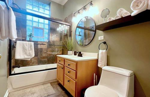 The Banksy-Free Parking -4 bedroom w King bed- Firepit Rooftop near United Center - Foto 25