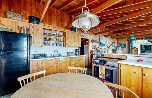 Peaceful 2BR Lakefront Cabin w/ New Dock - Foto 9