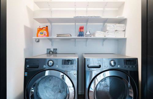 Walk to Restaurants from a Designer Cap Hill Home - Foto 32