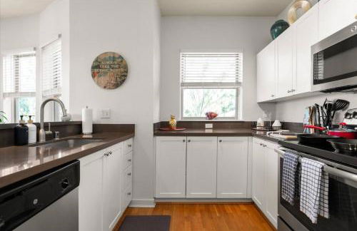 Chic 2BR • King Beds • Huge Patio • 95 Walk Score! - Foto 34