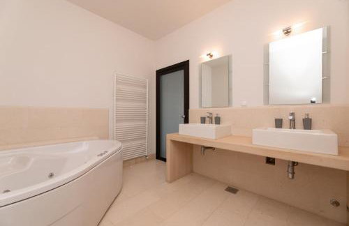 VILLA PHILIPPA - luxurious five-room villa - idyllic location - first row to the sea - spectacular view of the sea bay - unforgettable sunsets - 15 minutes from Supetar ferry port - free parking - private heated pool - Foto 48