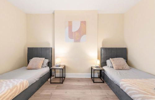 Spacious 6-Bed with Pool Table Desks in every room - Foto 18